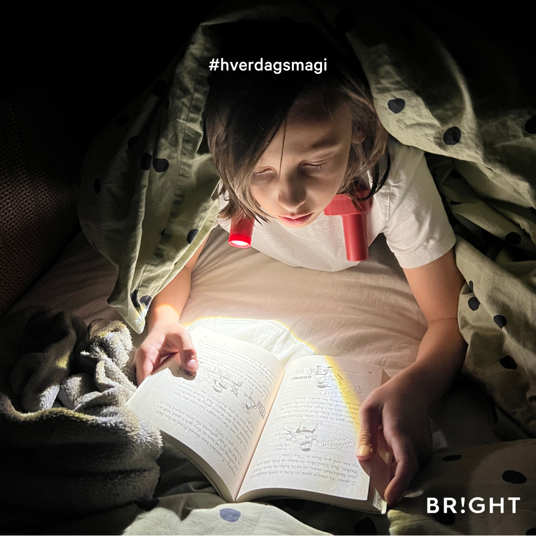 Genialt å kunne bruke Sunbell rundt halsen. Perfekt til lesing (og til strikking). Foto: BRIGHT Products.