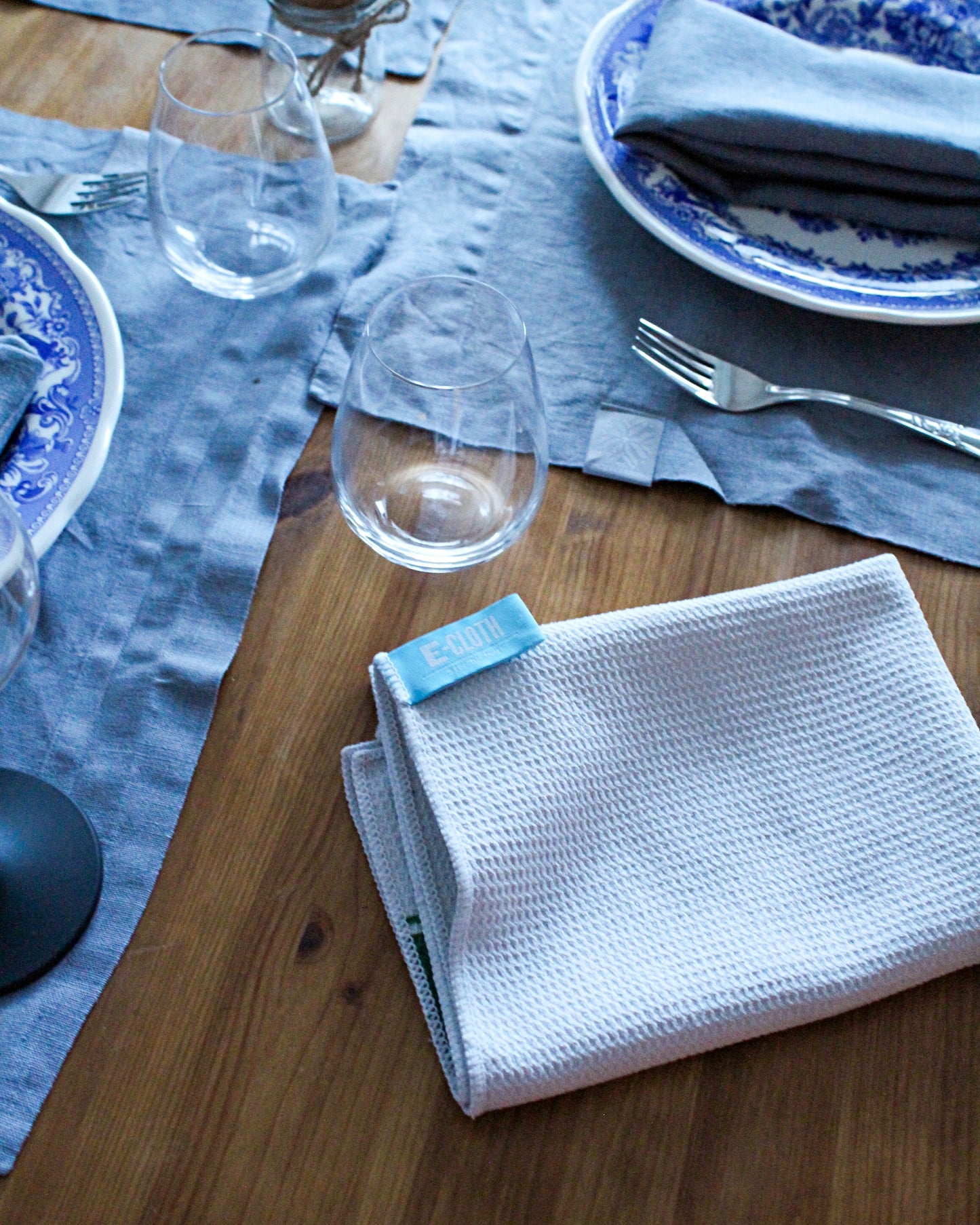 Skinnende blanke glass med kjøkkenhåndkle fra e-cloth.