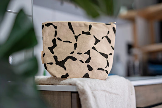 Toalettveske i økologisk bomull med stilig design. Foto: Alexander Marvin - Flash Studio.