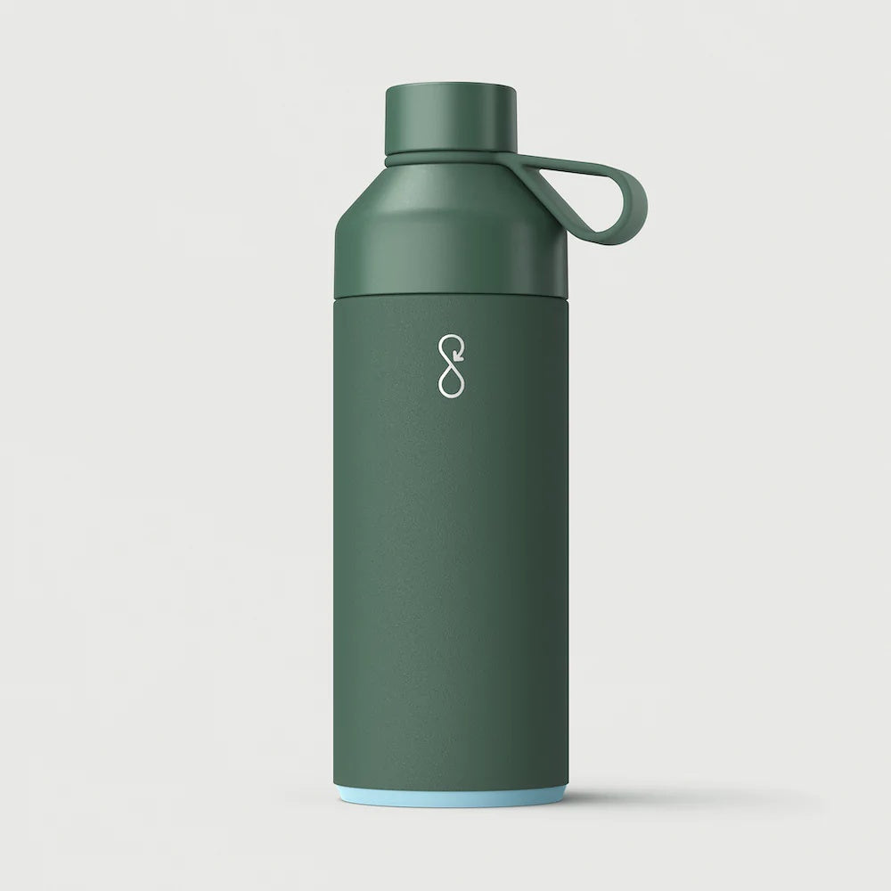 Ocean Bottle stor vannflaske som rommer 1000 ml, i fargen Forest, grønn. Antilekkasje og 10 års garanti.