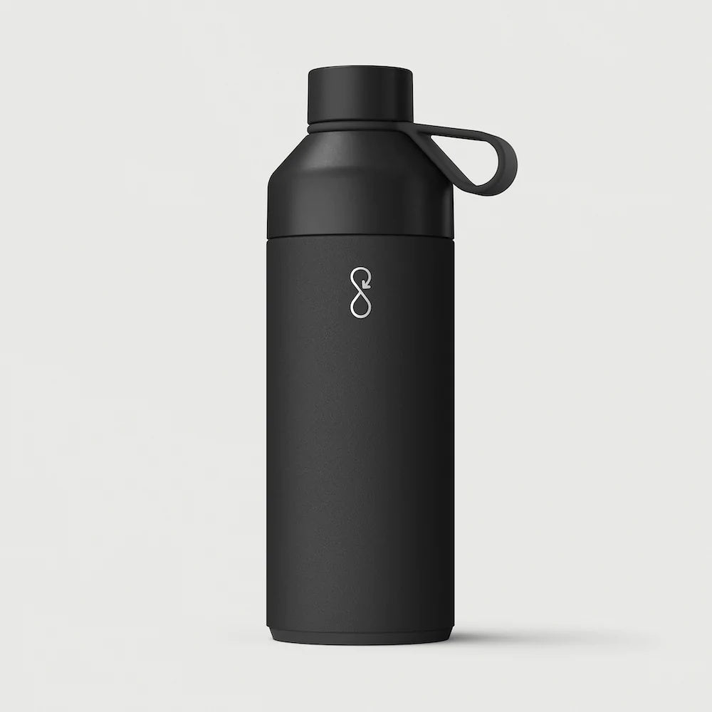Stor Ocean Bottle gjenbruksflaske som rommer 1 Liter, i fargen Obsidian, svart. Lekkasjesikker med 10 års garanti.