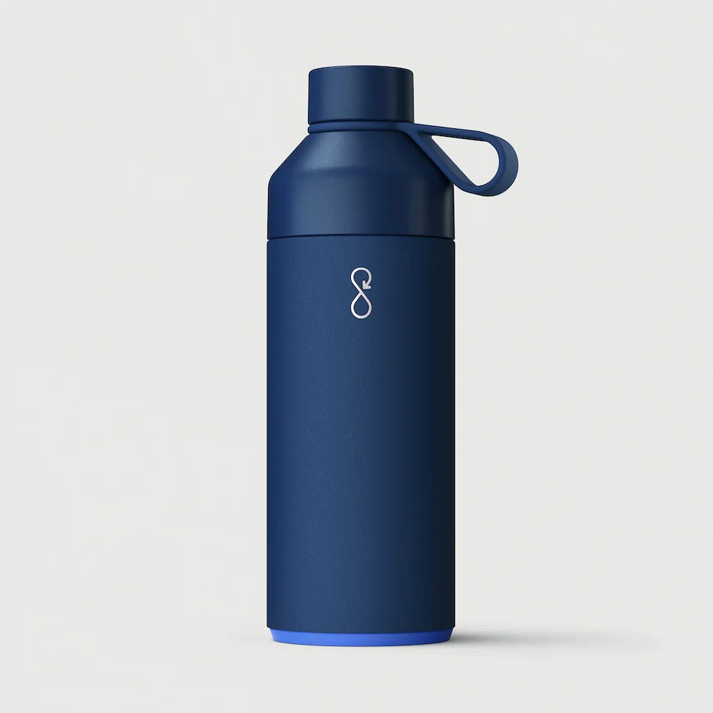Ocean Bottle i fargen Ocean Blue, mørk blå - og som 1 liter. Lekkasjesikker omed 10 års garanti.