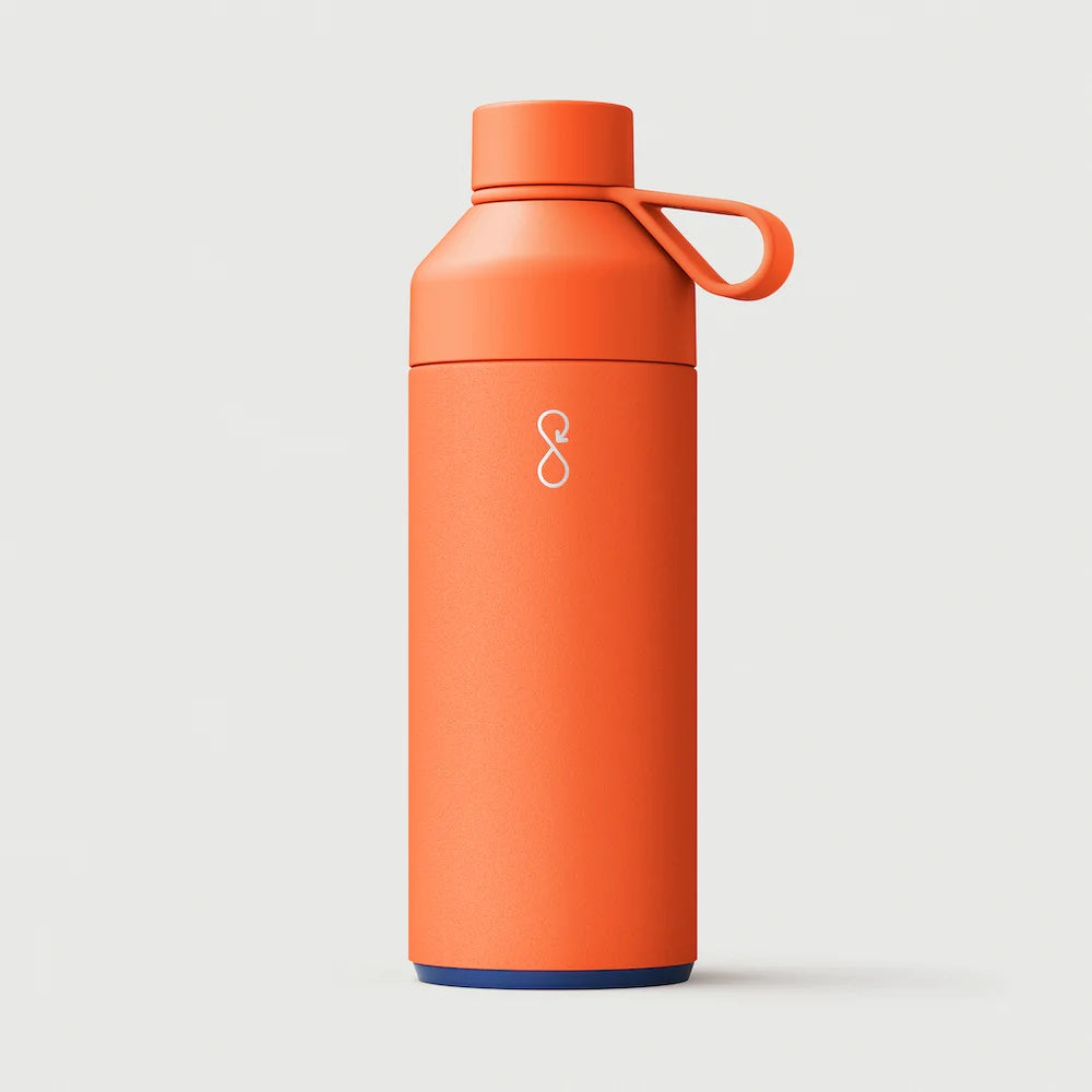 Stor Ocean Bottle flaske i fargen Sun Orange (oransje), som rommer 1000 ml. Lekkasjesikker med 10 års garanti.