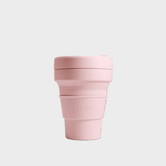 Gjenbrukskoppen Stojo Pocket 355ml, i fargen Carnation, lys rosa.