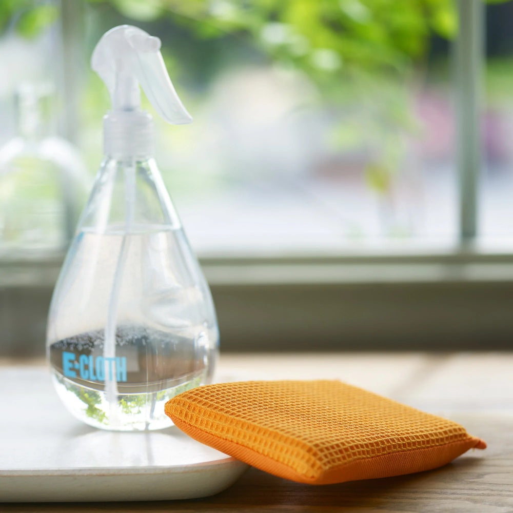 Kombiner vindussvamp med sprayflaske fra E-cloth