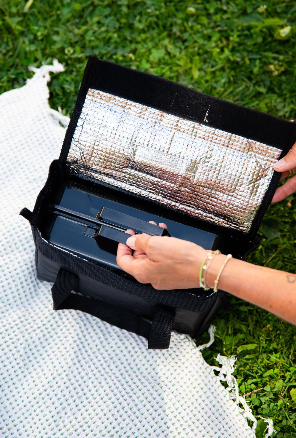 Less Trash grill kommer i en praktisk bag.