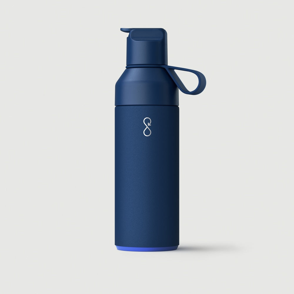 Ocean Bottle GO drikkeflaske i fargen Ocean, mørk blå. Rommer 500 ml. 10 års garanti, sugerør, bæreløkke og anti-lekkasje.