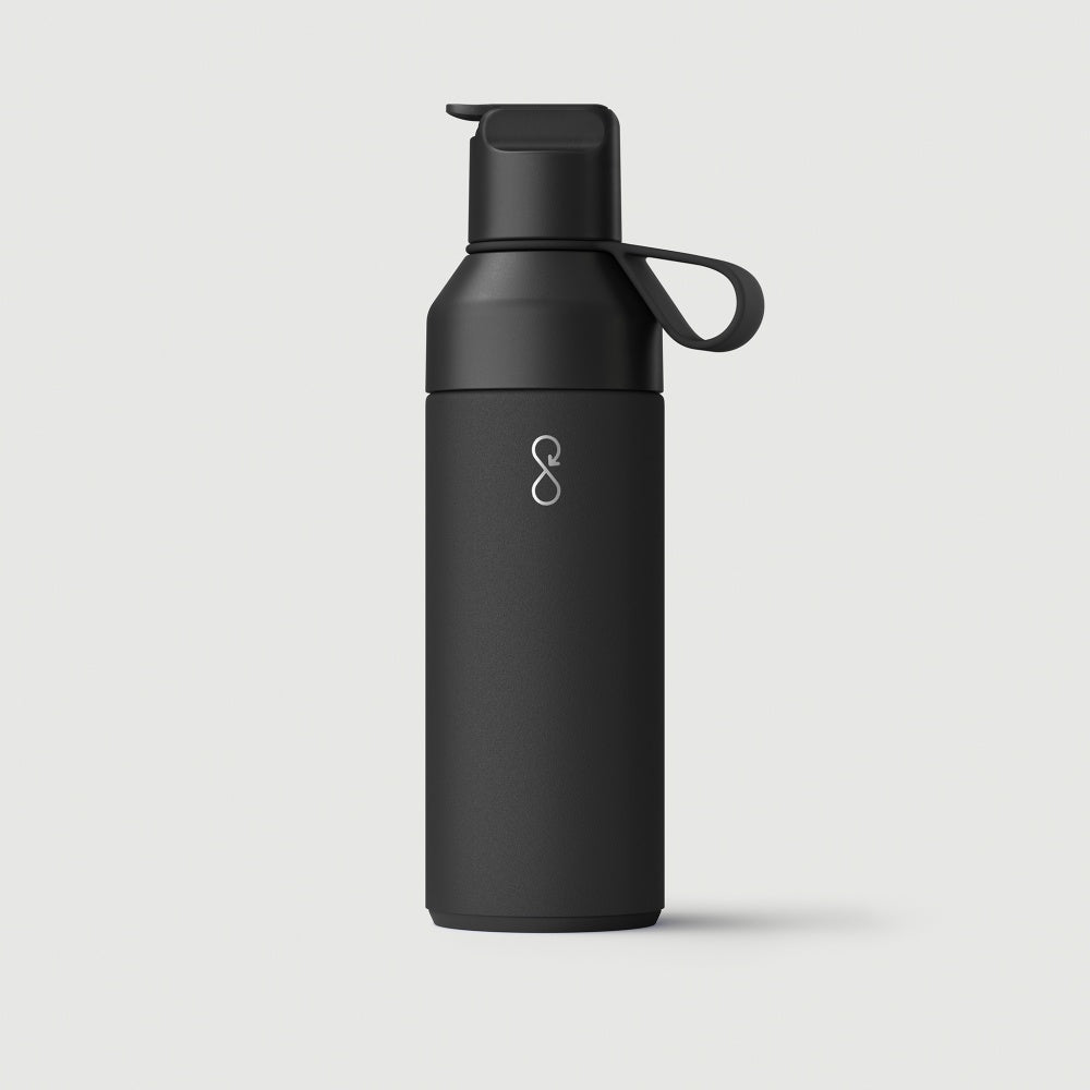 Ocean Bottle GO drikkeflaske i fargen Obsidian, svart. Rommer 500 ml. Anti-lekkasje og 10 års garanti.