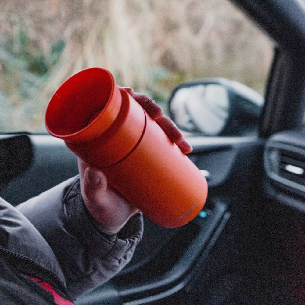 Kaffe-on-the-go med Ocean Brew, i en nydelig oransjefarge.