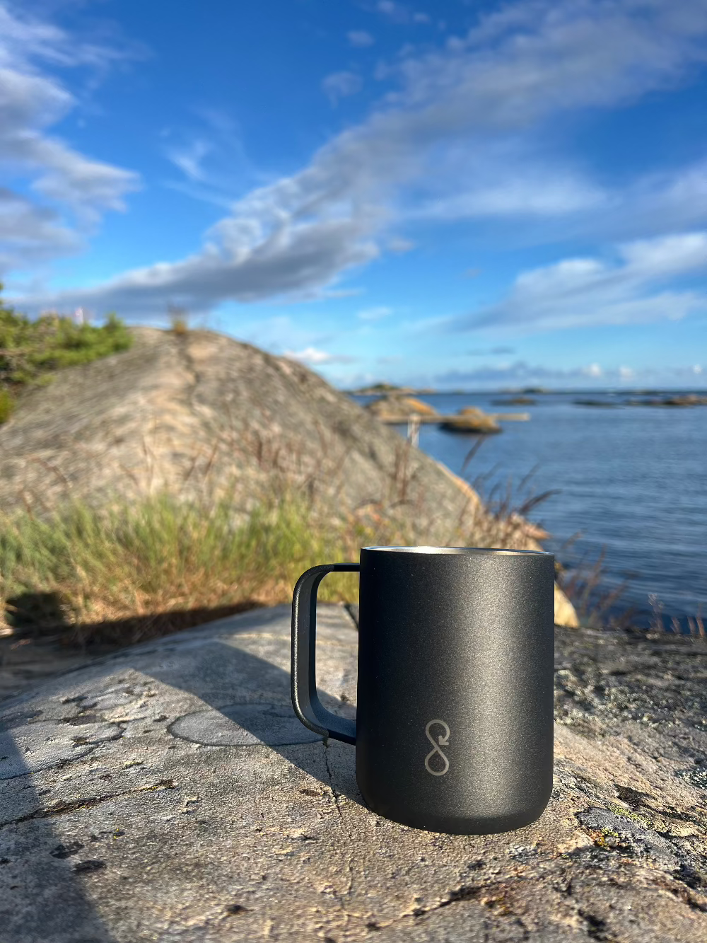 Nyt en varm kopp te eller kaffe ute i naturen