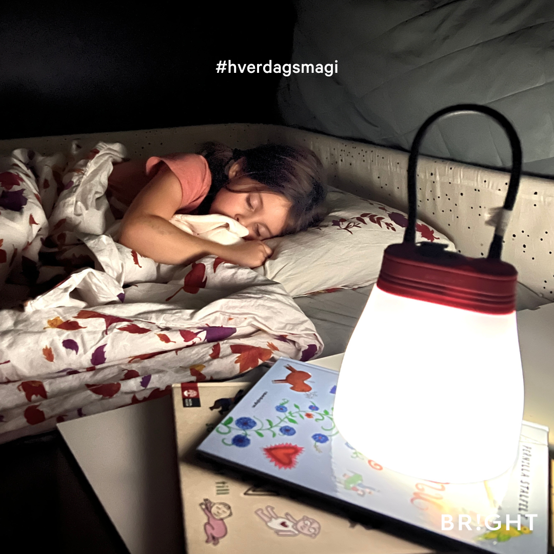 Barna kan sove godt med en Sunbell ved sin side. Foto: BRIGHT Products.