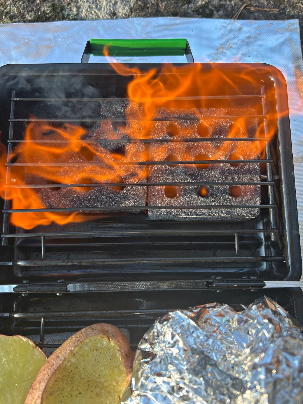 Grillen blir varm på noen få minutter med hurtigbrikettene fra Barbeco.