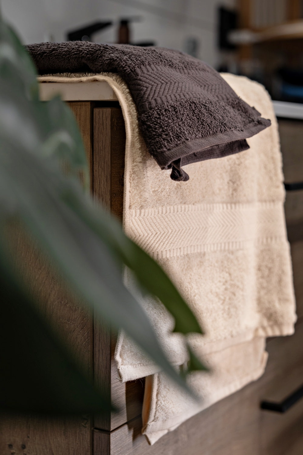 Håndklær i økologisk bomull, naturhvit og antrasitt. Foto: Alexander Marvin - Flash Studio.