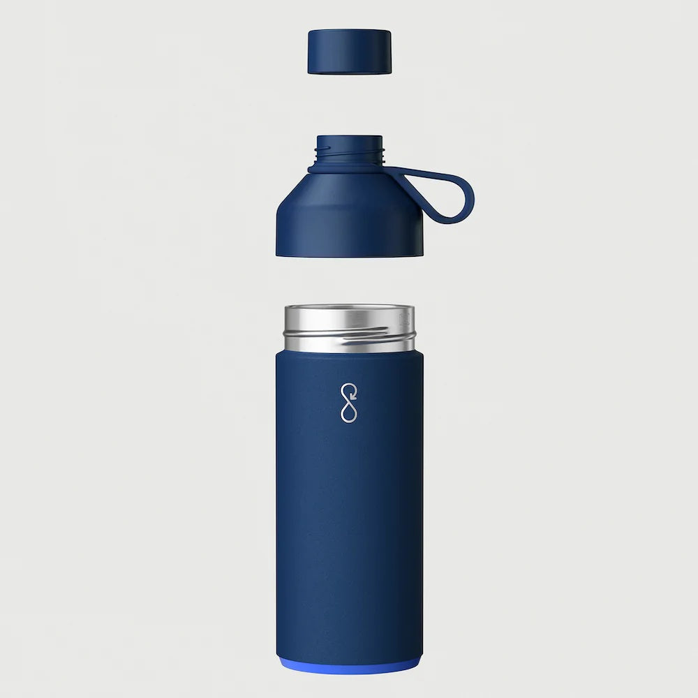Blå Ocean Bottle gjenbruksflaske laget av resirkulert plast
