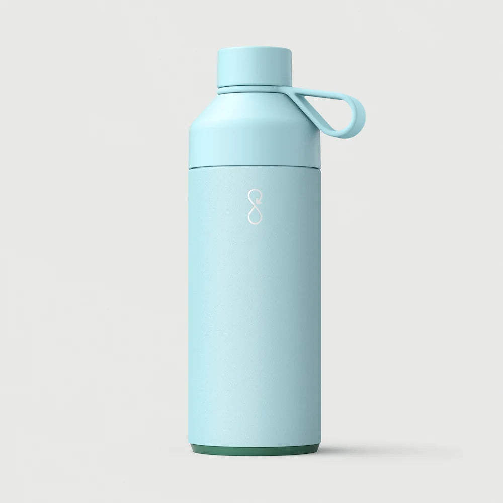 Stor Ocean Bottle flaske i fargen Sky Blue, lyseblå. Rommer 1000 ml. Lekkasjesikker med 10 års garanti.