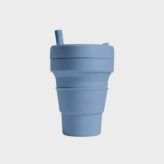 Gjenbrukskoppen Stojo Biggie i fargen Steel, blågrå. 473 ml klassisk design.