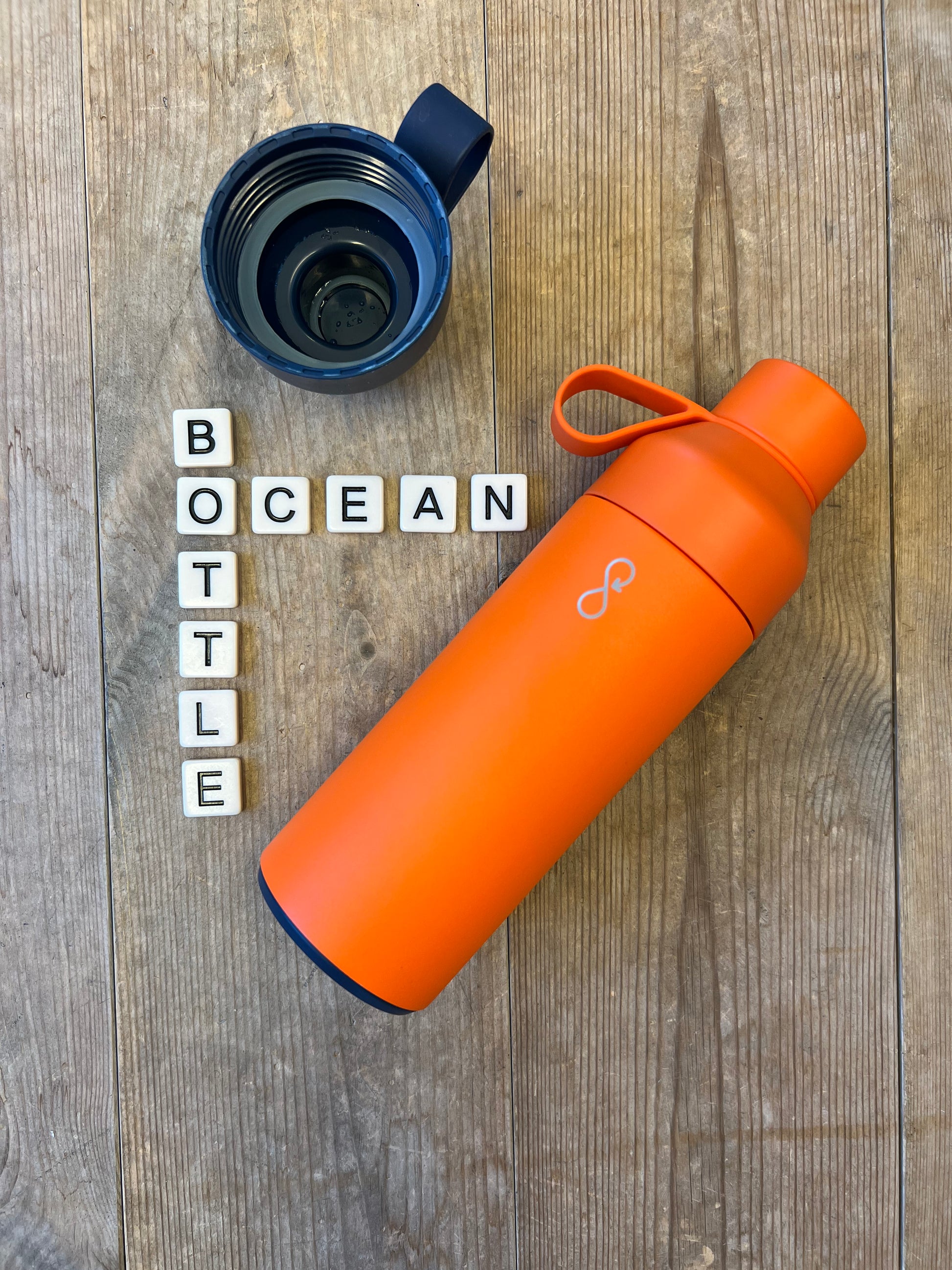 Si farvel til engangsplastflasker og hei til vår gjenbrukbare vannflaske, Ocean Bottle, som hjelper til med å samle inn plastavfall og holder deg hydrert på farten