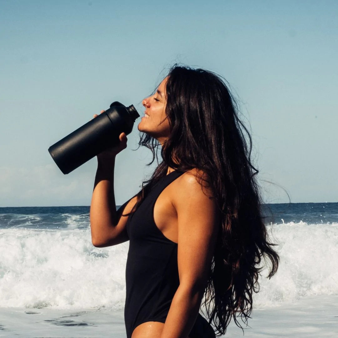 Kald drikke i stor Ocean Bottle, perfekt til strandlivet