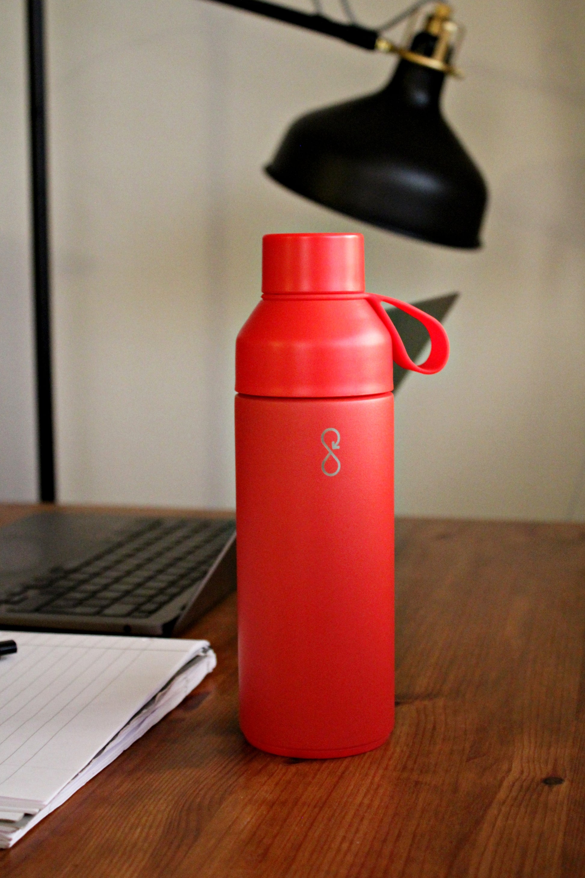 Ocean Bottle - perfekt til rask hydrering på kontoret eller på lesesalen.