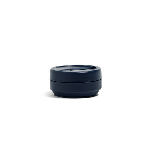 Sammenleggbar kopp fra Stojo i fargen mørk blå